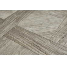 Detailní záběr vinylové podlahy s dřevěným vzorem a čtvercovým designem