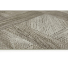 Detail vinylové podlahy se vzorem rybí kosti