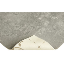 Samolepicí podlahová dlaždice se vzhledem kamene a odnímatelnou ochrannou fólií.