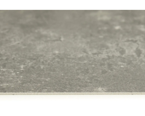 Šedá podlahová dlaždice se vzhledem kamene.