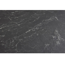 Detailní záběr pracovní desky s mramorovým vzhledem