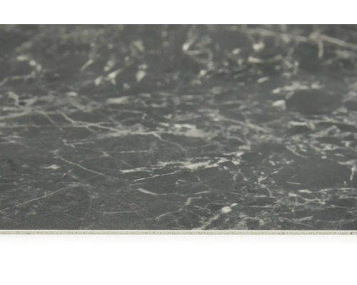 Detailní záběr tmavé pracovní desky s mramorovým vzhledem.