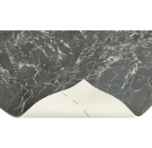 Detail vinylové podlahové dlaždice s mramorovým vzorem.