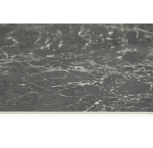 Detailní záběr šedé pracovní desky se vzhledem mramoru.