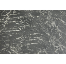 Detailní záběr pracovní desky s mramorovým vzhledem