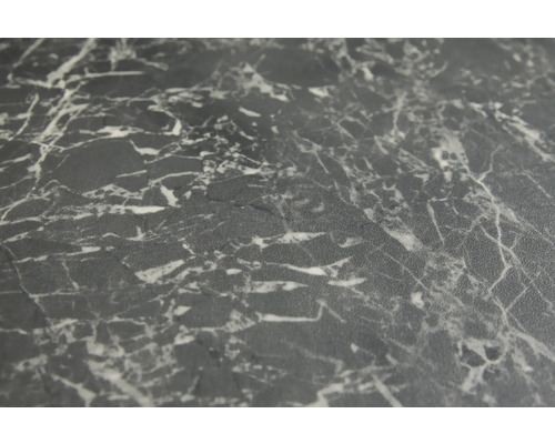 Detailní záběr pracovní desky s mramorovým vzhledem