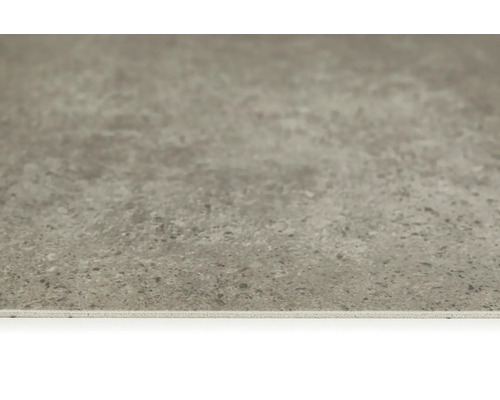 Detailní záběr šedé podlahové dlaždice s matným povrchem.