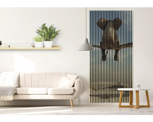 Obývací pokoj s pohovkou, odkládacím stolkem, policí a akustickým panelem s motivem slona