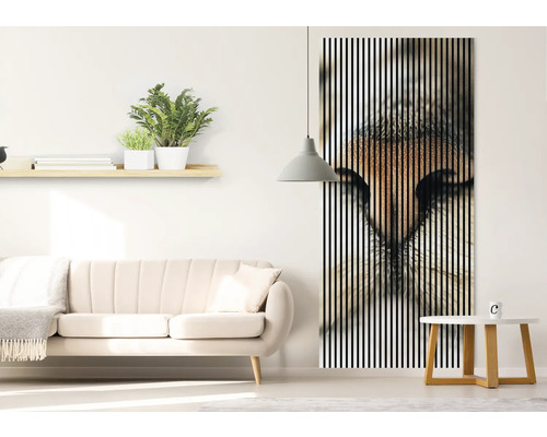 Obývací pokoj s pohovkou, nástěnnou policí s rostlinami a akustickým obrazem se zvířecím motivem