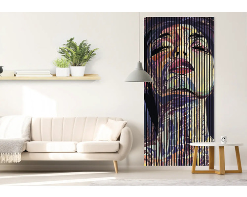 Obývací pokoj s pohovkou, odkládacím stolkem, policí a svislou nástěnnou malbou s ženskou tváří