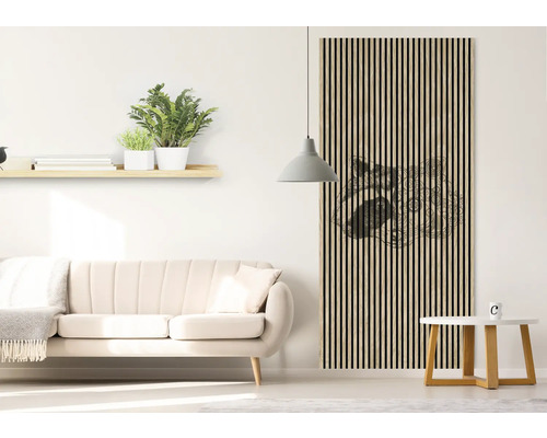 Obývací pokoj s pohovkou, policí a stěnovým panelem s motivem zvířete