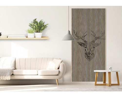 Obývací pokoj s pohovkou, policí a nástěnným panelem s motivem jelena