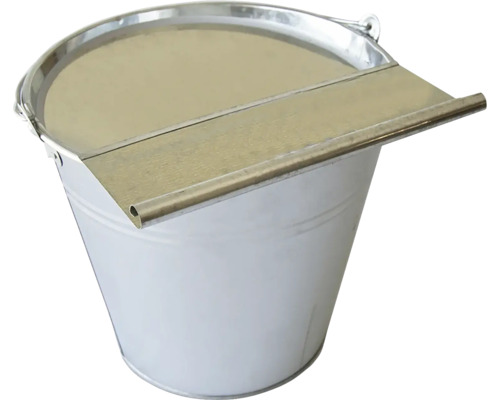 Kovový kbelík s mřížkou na otírání