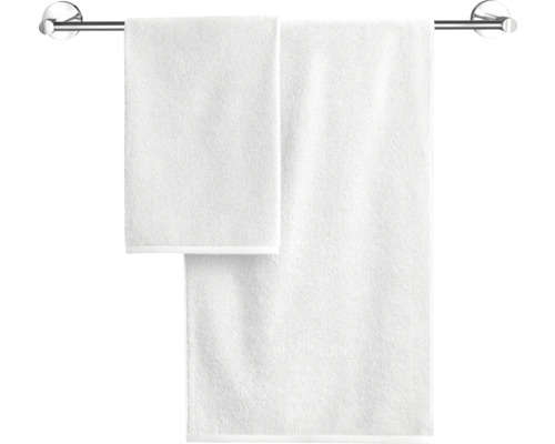 Dva bílé ručníky na tyči na ručníky