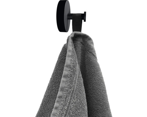 Držák na ručníky s pověšeným ručníkem