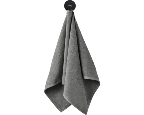 Šedý ručník visí na háku