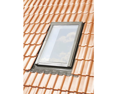 Střešní okno zabudované do taškové střechy