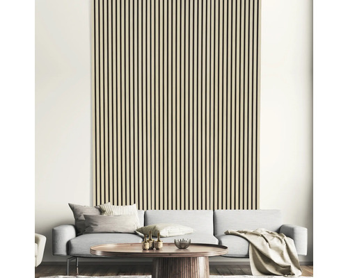 Scéna s akustickými panely na stěně nad pohovkou