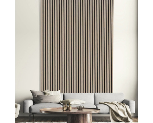 Obývací pokoj s dřevěným obkladem a pohovkou