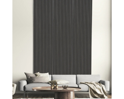 Obývací pokoj s šedou lamelovou stěnou, pohovkou a konferenčním stolkem