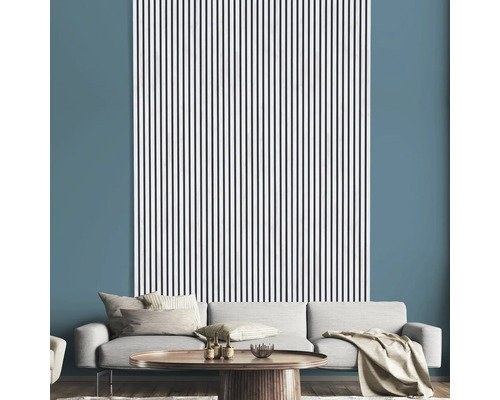 Obývací pokoj s nástěnnými panely se vzorem pruhů za pohovkou