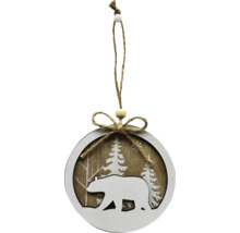 Kulatá dřevěná dekorace s motivem medvěda a lesa jako ozdoba na vánoční stromeček
