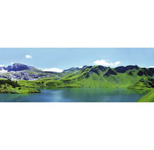 Panoramatický výhled na horskou krajinu s jezerem a porostlými svahy