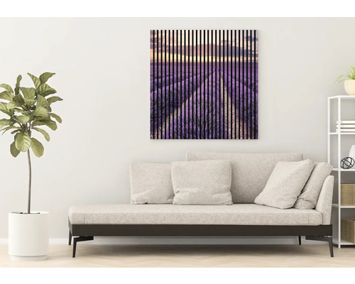 Dekorativní nástěnná malba s levandulovým polem a svislými čarami nad pohovkou v obývacím pokoji.