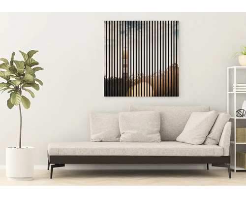 Dekorativní nástěnný obraz s motivem majáku nad pohovkou v obývacím pokoji