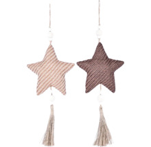 Dvě tkané hvězdy jako dekorace s třásněmi a dřevěnými korálky