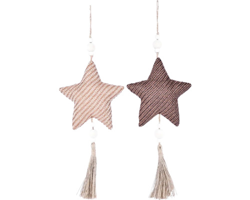 Dvě tkané hvězdy jako dekorace s třásněmi a dřevěnými korálky