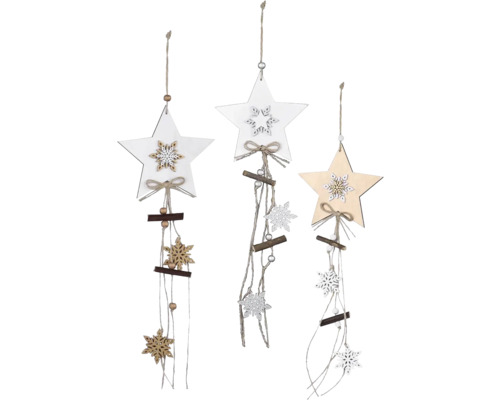 Tři dekorativní dřevěné hvězdy se sněhovými vločkami jako ozdoba okna