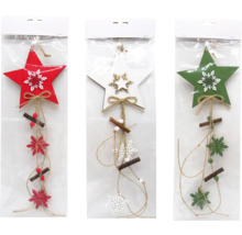 Ozdobné hvězdicové přívěsky v červené, bílé a zelené barvě