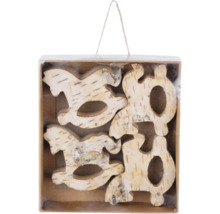 Dekorativní dřevěné figurky ve tvaru koně a písmene v kartonové krabici