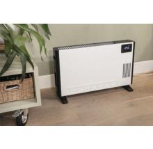 Elektrický konvektorový ohřívač na dřevěné podlaze