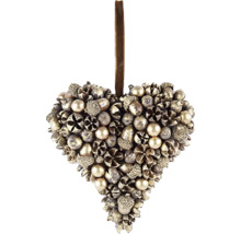 Dekorativní závěs ve tvaru srdce se šiškami a perlami