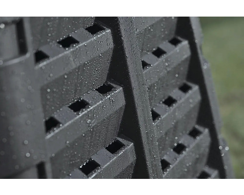 Detail vertikální bylinkové zahrádky z plastu se zavlažováním