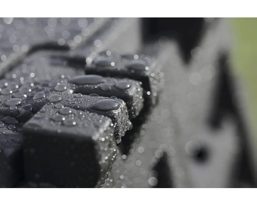 Detailní pohled na dlažební kostky s kapkami vody