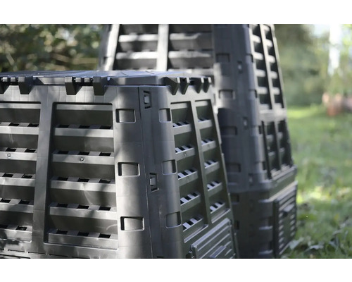 Několik plastových kompostérů na zahradě