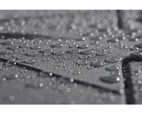 Detailní záběr kapek vody na dlaždicích