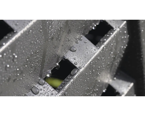 Detail mřížky s kapkami vody