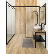 Světlá koupelna se sprchou, umyvadlem, zrcadlem a koupelnovým kobercem na dřevěné podlaze