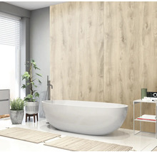 Koupelna s volně stojící vanou, dřevěnými stěnovými panely a pokojovými rostlinami