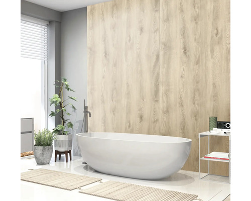 Koupelna s volně stojící vanou, dřevěnými stěnovými panely a pokojovými rostlinami