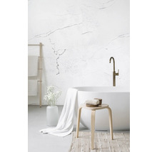 Koupelna s volně stojící vanou, mramorovou stěnou a dřevěnou stoličkou