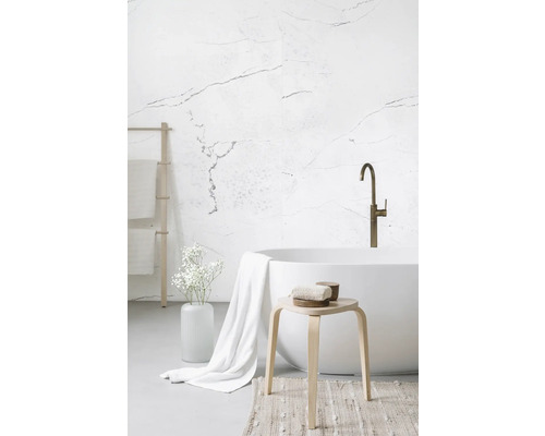 Sprchová zástěna Rock the Wall mramor Carrara 265 x 123 cm SPC4R135PT Koupelna s volně stojící vanou, mramorovou stěnou a dřevěnou stoličkou