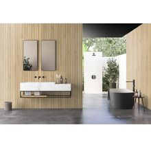 Moderní koupelna s umyvadlem, zrcadly, vanou a venkovní sprchou