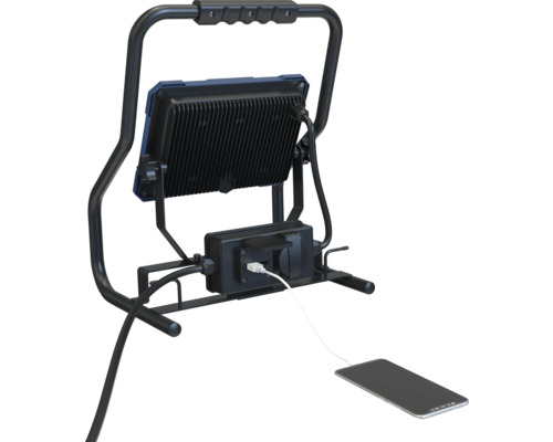 LED stavební reflektor s napájecí zásuvkou a smartphonem