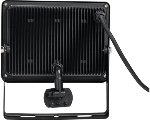 Zadní strana černého LED reflektoru s chladicími žebry, kabelem a montážní konzolou