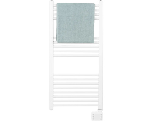 Bílý ohřívač ručníků s ručníkem na něm